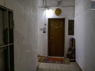 Torniamo ora sui nostri passi per raggiungere la porta di uno degli appartamenti dell�edificio che abbiamo la possibilit� di visitare...